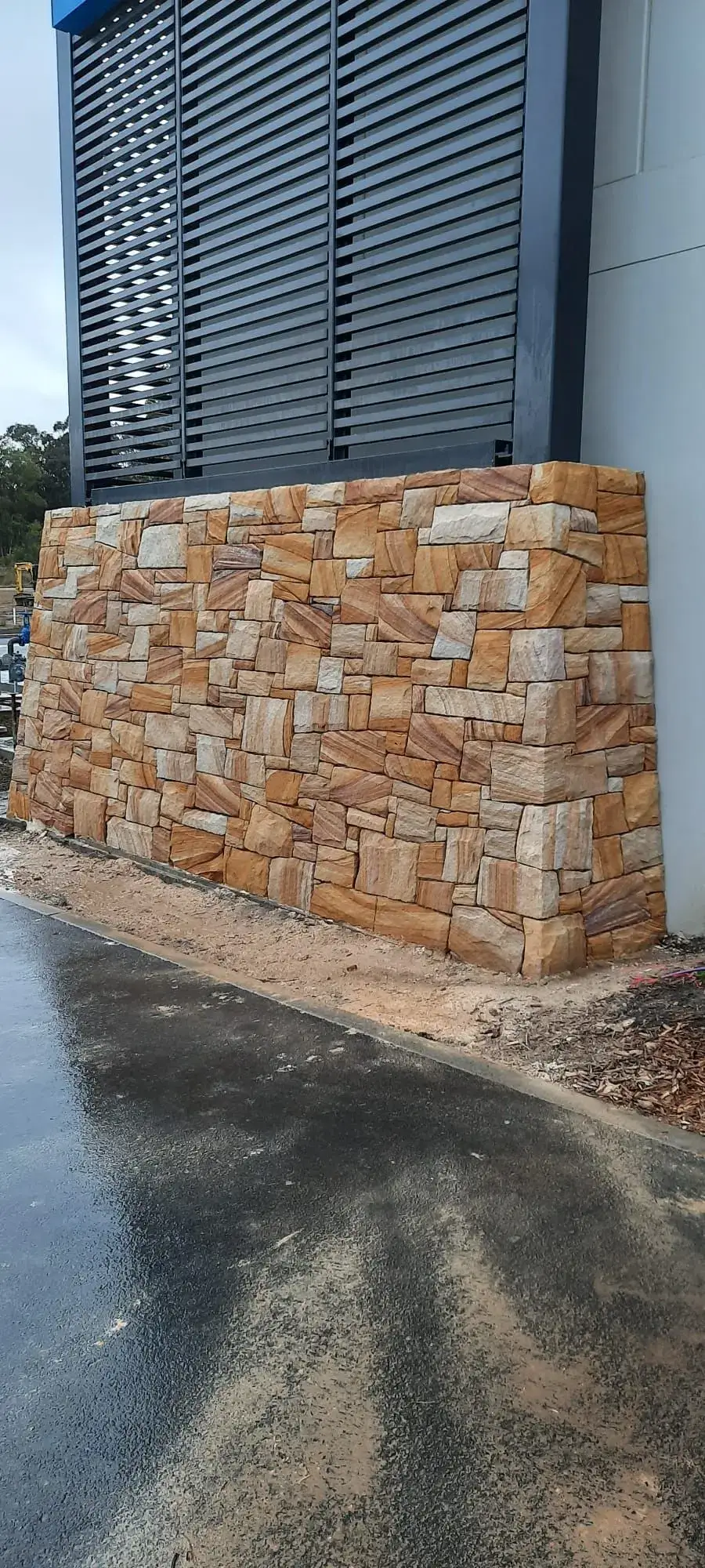 Hand-dressed sandstone ballast wall built on a batter